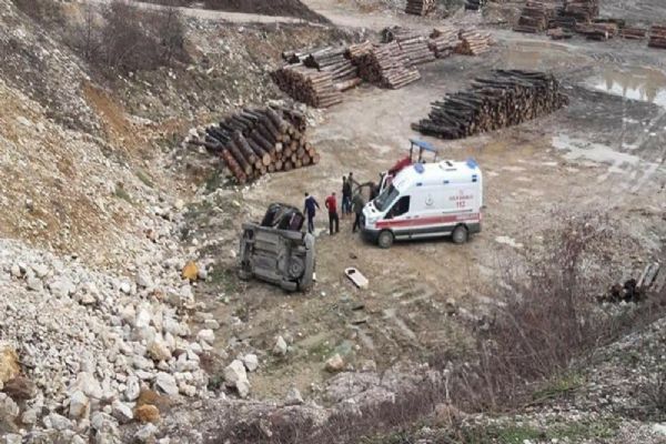 Otomobil 40 metrelik uçuruma yuvarlandı: 2 kişi yaralandı