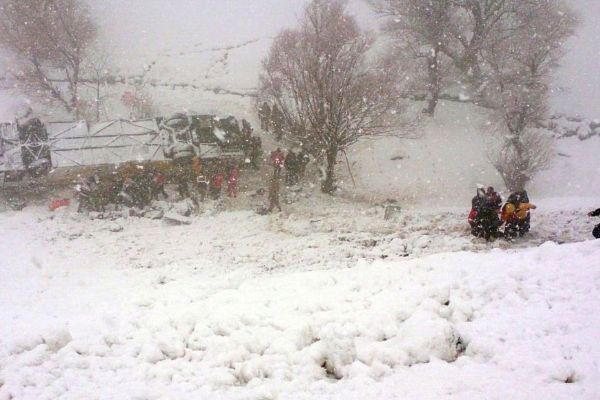Yolcu otobüsü dereye uçtu: 6 kişi öldü, 29 kişi yaralandı