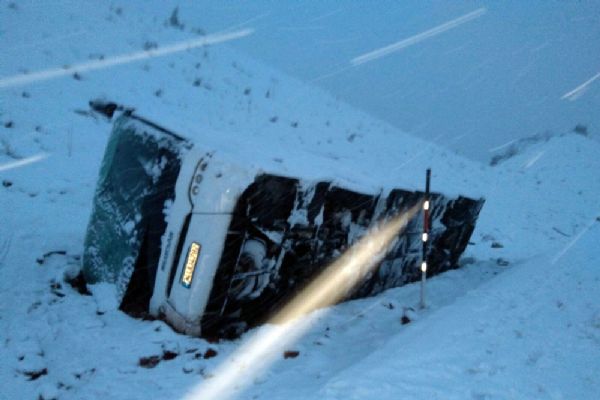 Cenazeye giden otobüs devrildi: 16 kişi yaralandı