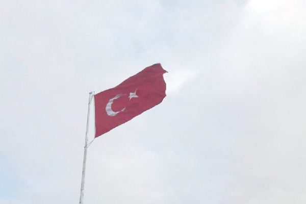 Suriye sınırına dev Türk bayrağı