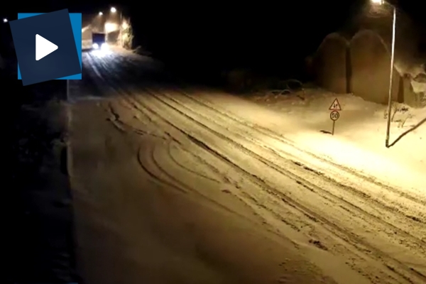 Karlı yolda duramayan kamyon böyle devrildi