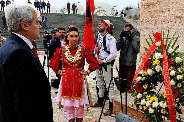 Balkanlar'ın Arnavut siyasileri, İskender Beyi andı