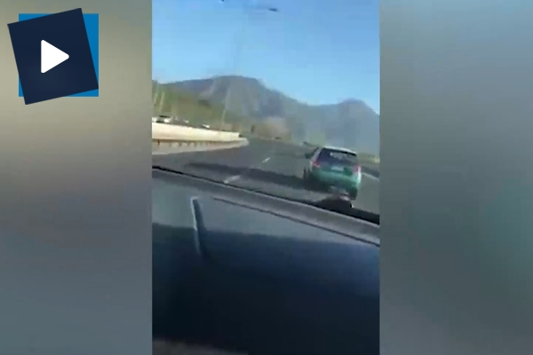 Önündeki araca kasten çarpıp bir de kayda aldı!