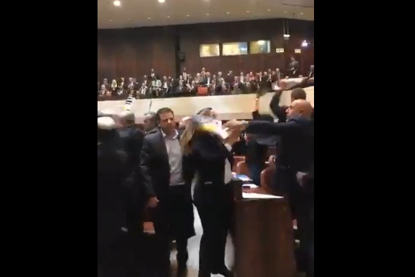 İsrail Meclisinde Kudüs'le ilgili pankart açan vekiller dışarı atıldı
