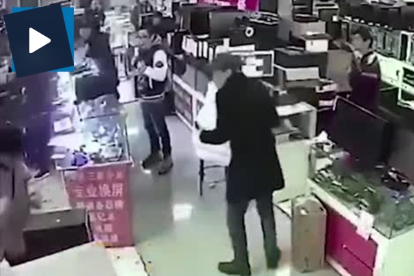 Test için ısırdığı akıllı telefon bataryası ağzında patladı