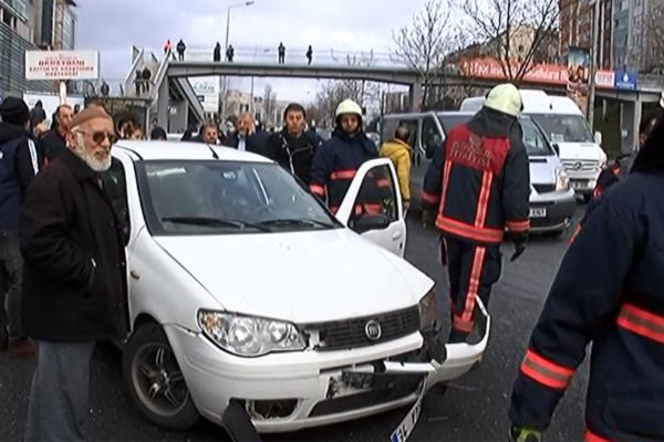 Kontrolden çıkan çöp kamyonu otomobile çarptı