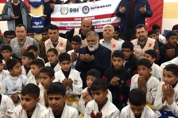 Pakistanlı yetimlerden Türk ordusu için dua