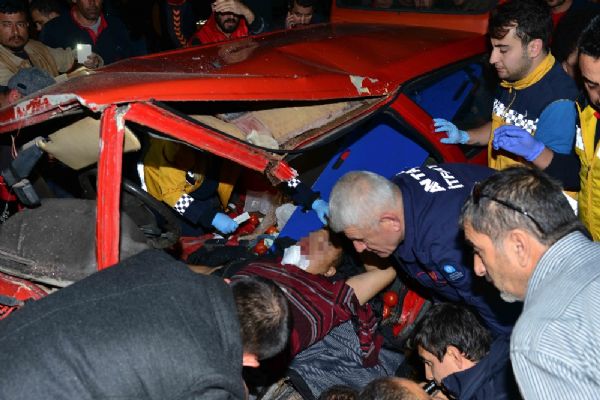 Antalya'da iki otomobil çarpıştı: 1 ölü, 6 yaralı