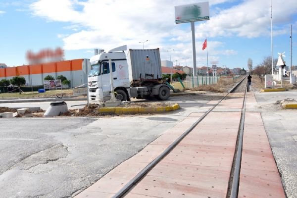 Uşak'ta tren tıra çarptı, tonlarca kimyasal madde yola döküldü
