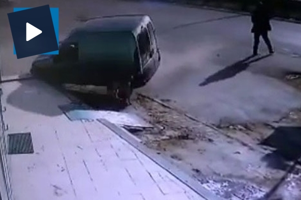 Kontrolden çıkan otomobilin altında kalmaktan son anda kurtuldular