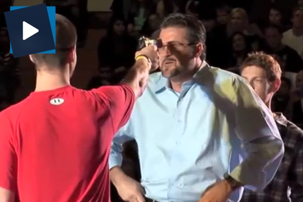 Yakın dövüş tekniğiyle silahları alan adam!