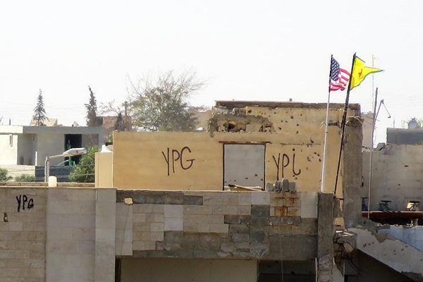 PYD/PKK, ABD bayrağının asılı olduğu direği söktü