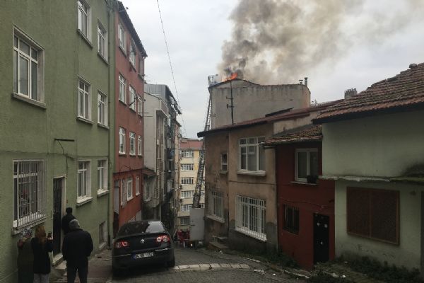 Beyoğlu'nda bir binanın çatısı alev alev yandı