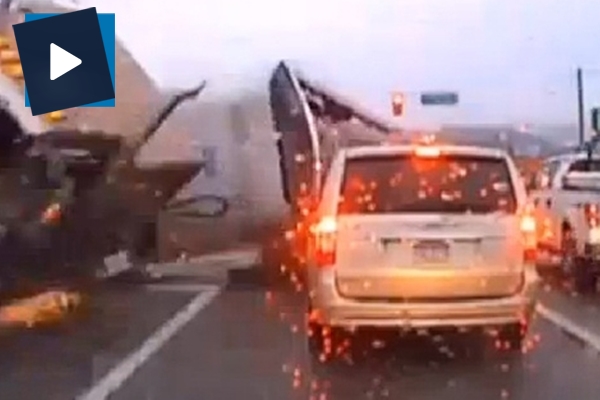 Kamyon araçların arasında böyle daldı