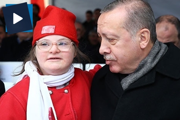 Down sendromlu küçük kızın Erdoğan sevgisi