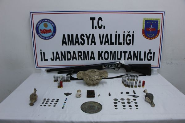 Amasya'da tarla sürerken bulduğu hazineleri satarken yakalandı