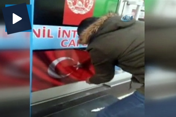 Malatyalı gencin bayrak hassasiyeti duygulandırdı