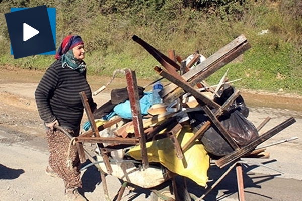 Nazmiye nine, hacca gitmek için hurda topluyor