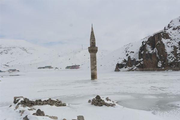 Buzlar arasında ayakta duran minare