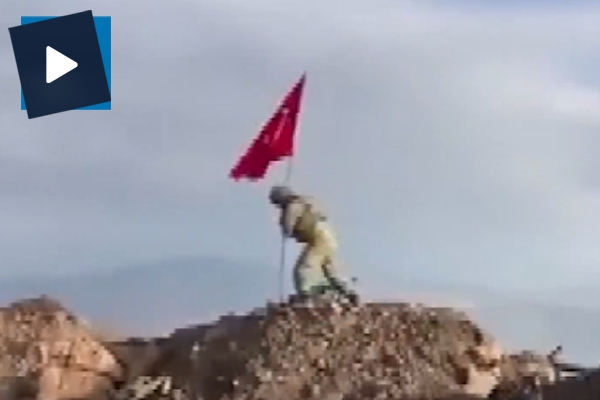 Mehmetçik Darmık Dağı'na Türk bayrağını böyle dikti