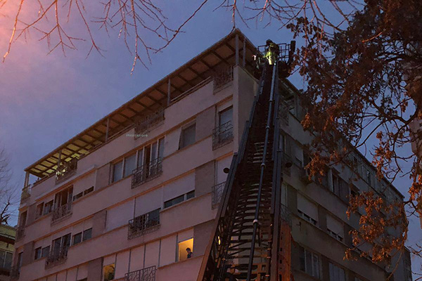 İstanbul'da yangında mahsur kalan 3 kişi kurtarıldı