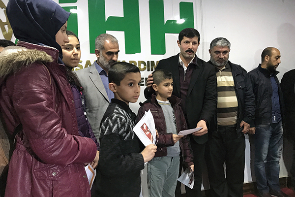 İHH’dan Türk ve Suriyeli yetimlere karne hediyesi