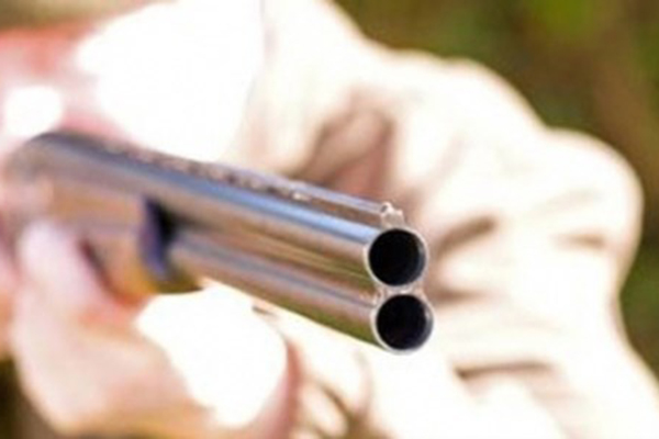 Şakalaşırken eşini öldürdü