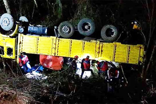 Karabük'te kamyon şarampole uçtu