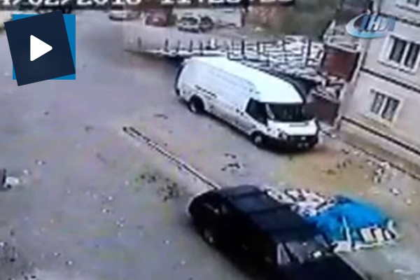 Şiddetli rüzgar binanın çatısını uçurdu