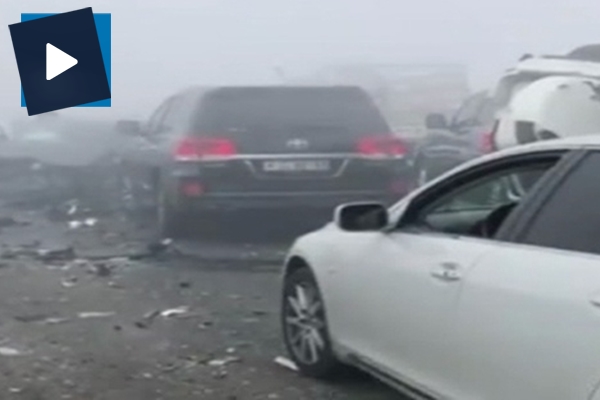 Abu Dabi’de sisten onlarca araç birbirine girdi