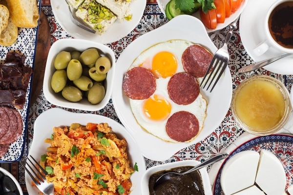 Kahvaltıda tükettiğiniz bu yiyecekler sizi rahatsız edebilir