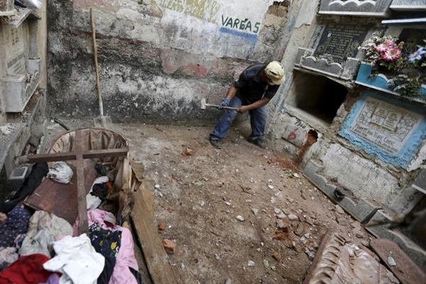 Kirasını ödemeyen ölüyü mezardan çıkarıyorlar