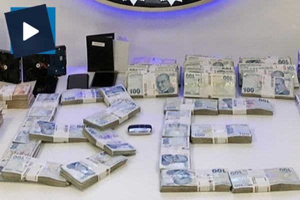 Bitcoin dolandırıcısının evinden çıkan paraların sergisi yapıldı