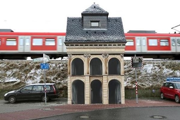 Bu ev 3 katlı fakat sadece 14 metrekare!