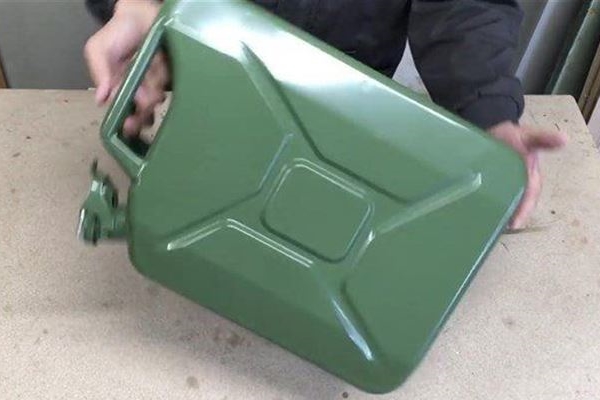 Benzin bidonuyla buzdolabı yaptı