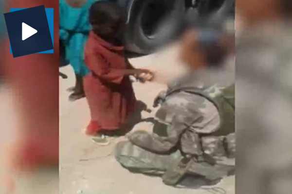 Mehmetçik Somalili çocukla el kızartmaca oynuyor