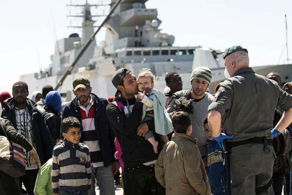 Sınır Tanımayan Doktorlar: İtalya göçmenleri sokağa terk etti