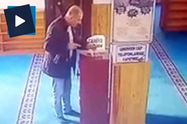 Camiden sadaka parasını çalan hırsızlar kamerada