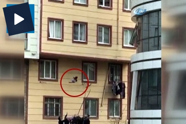 Camdan düşen çocuğu vatandaşlar havada yakaladı