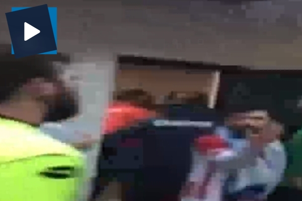 Soyunma odasını basıp 4 futbolcuyu feci şekilde darp ettiler!