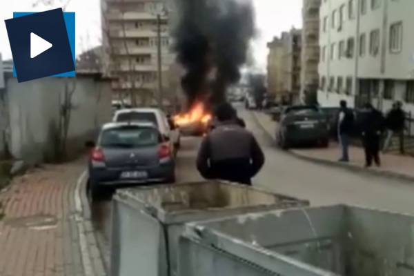 Seyir halinde motor kısmı tutuşan otomobil alev alev yandı