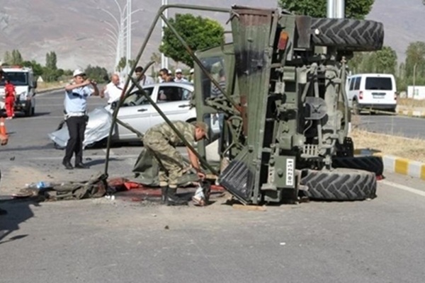 Askeri araçla minibüs çarpıştı