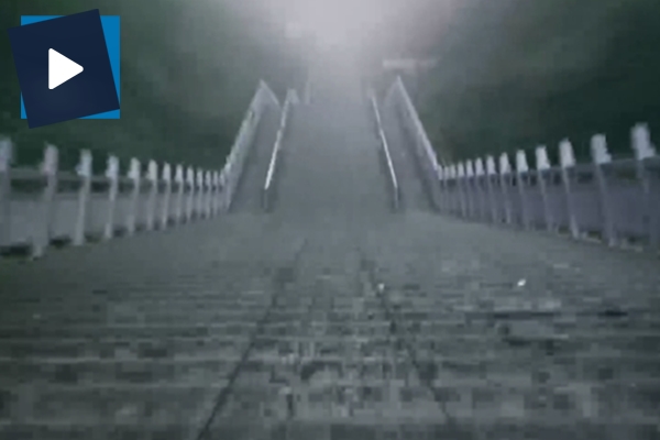 Lüks otomobilin 999 basamağı tırmandığı büyüleyici yolculuğu