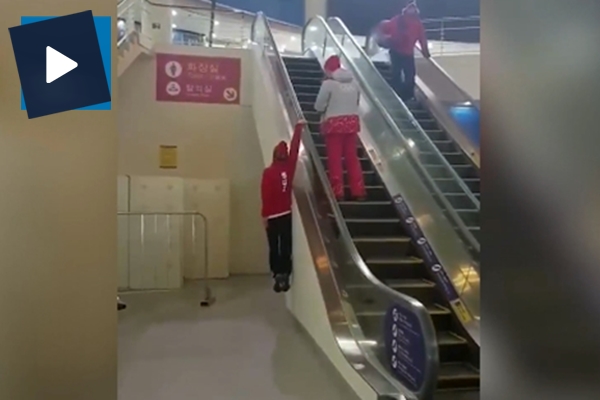 İsviçreli kayakçıdan tuhaf hareket