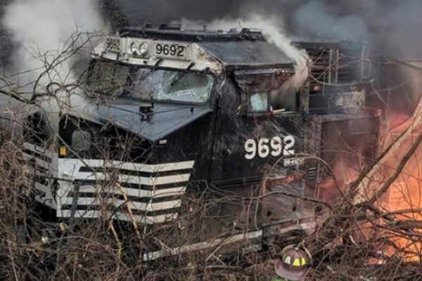 New York'ta yük treni raydan çıktı
