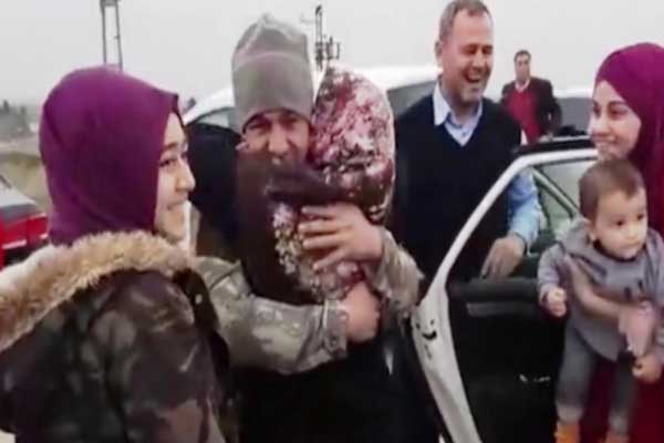 Sınırdaki Türk askerini ailesiyle buluşturdular