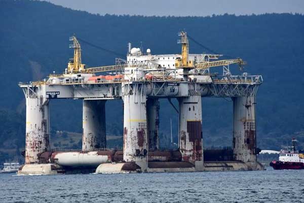 Dev platform, Çanakkale Boğazı'nı kapattı