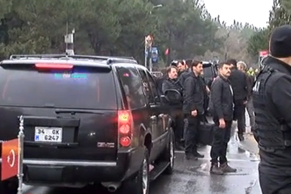 Erdoğan konvoyunu iki kez durdurdu