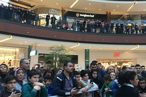 Şahan Gökbahar’ın yeni filmi Kayhan’ın İzmir galasında izdiham