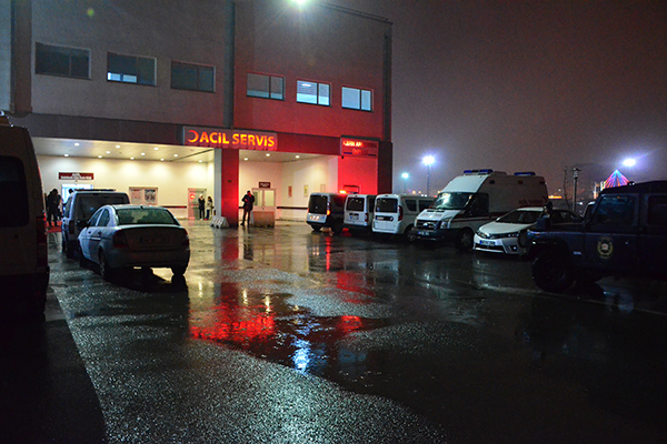 Polis memurunun elinde oynadığı mermi patladı